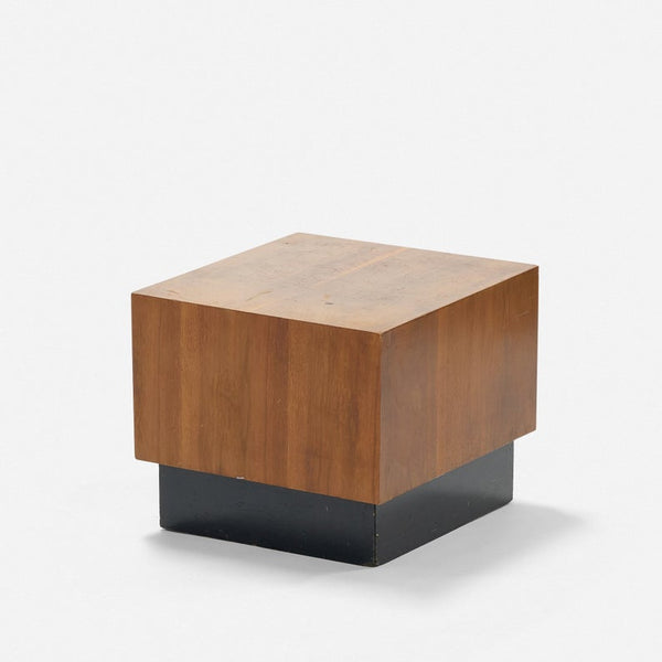 Pair of midcentury modern square walnut side tables with black plinth base, in the style of Milo Baughman