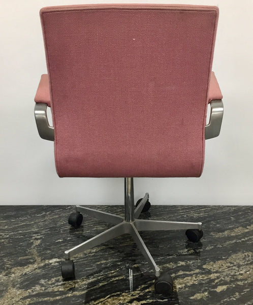 Oxford desk chair with Kevi casters designed by Arne Jacobsen